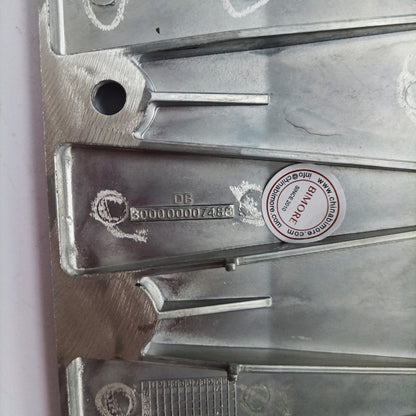 10PCS/LOT Escalator Parts Moving Walkway Comb Plate 22T 2 Holes DB 300000007488 DB300000007488 Length 207mm Width 185mm Install Size 112mm